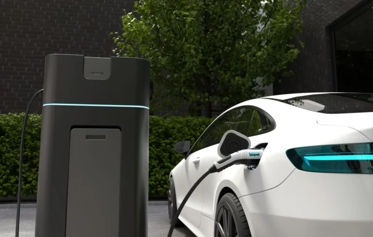 Weißes Elektroauto an einer modernen AC-Ladestation von BW Tech – Intelligente Ladelösungen für Privat und Gewerbe im Landkreis Göppingen.